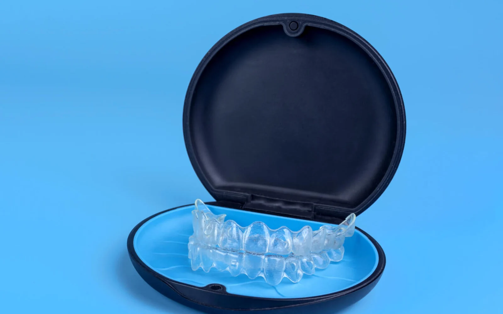 Clear orthodontic aligners in an open case